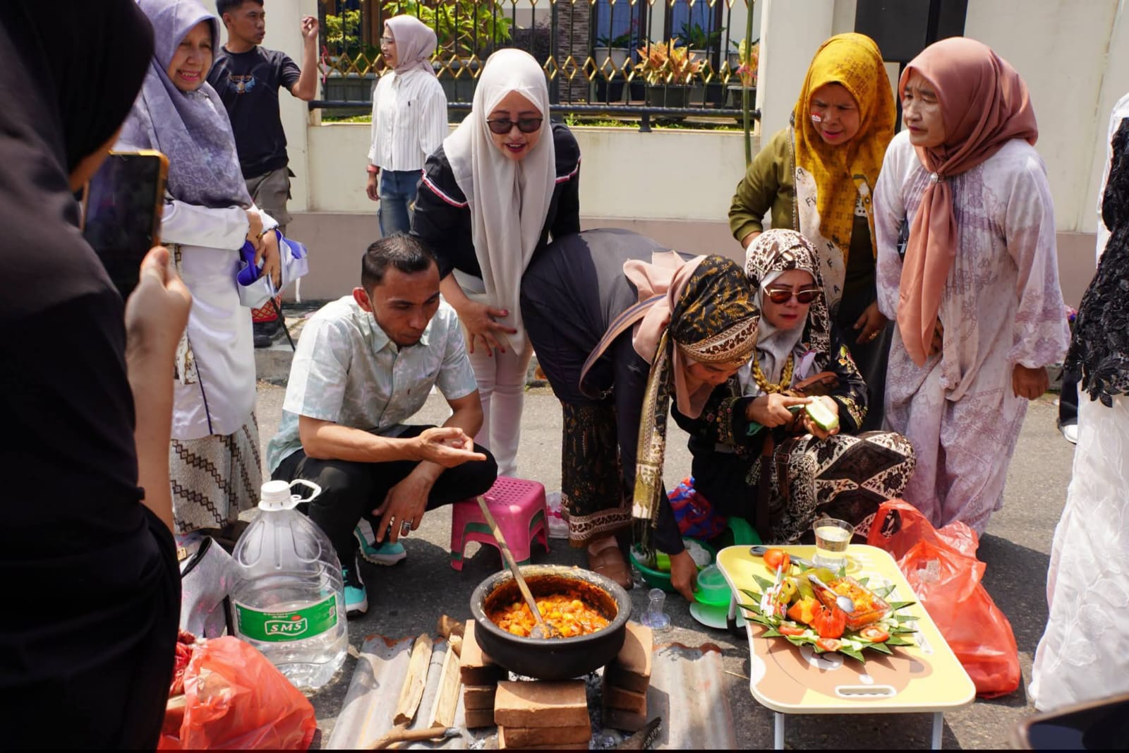 Wawako Allex dan wakil pimpinan DPRD Nurafni Fitri, saat lihat peserta tengah bikin Sambalado Tanak